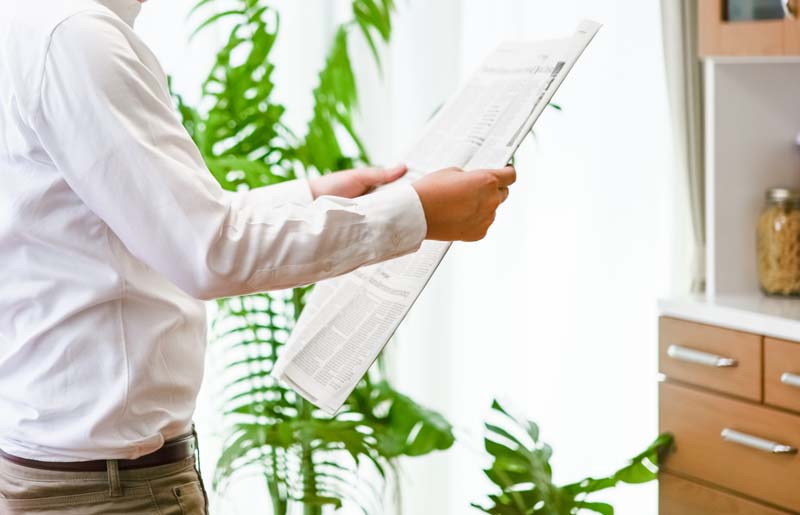 新聞を読む男性