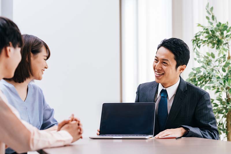 笑顔で営業する男性