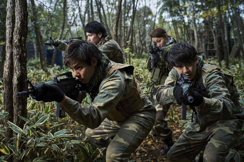 サバゲーをする様子