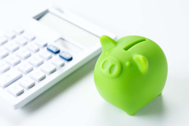 豚の貯金箱と電卓