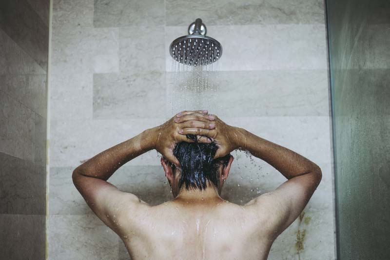 シャワーを浴びる男性