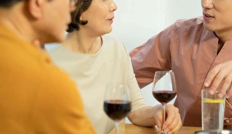 ワインを飲む男女