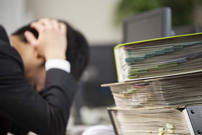 頭を抱える男性