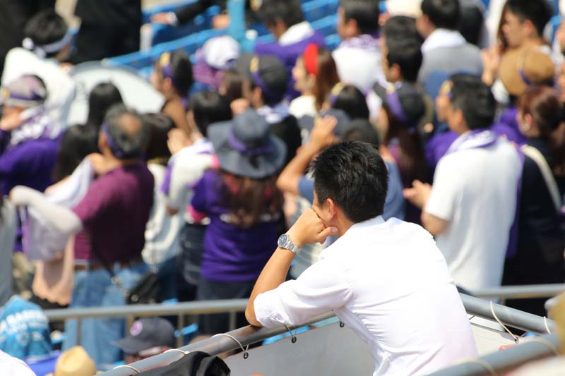 スポーツ観戦をする男性