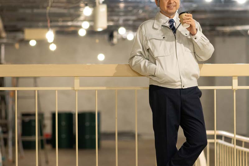 欄干に寄りかかる男性