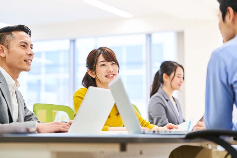 オフィスで会議する人々