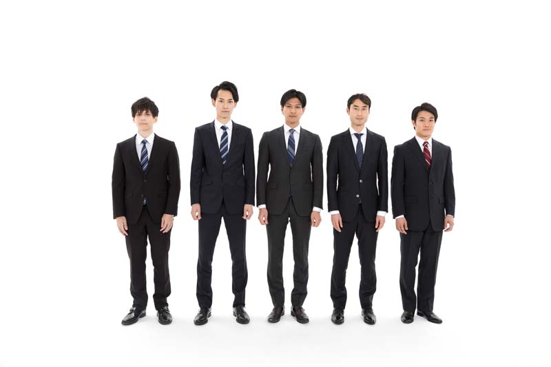 5人のサラリーマンが並ぶ姿