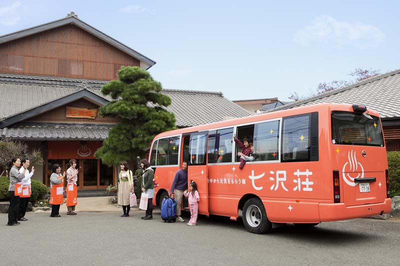 七沢荘 バス送迎風景