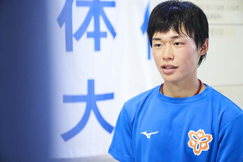 真剣に取材陣に語る藤本珠輝の表情