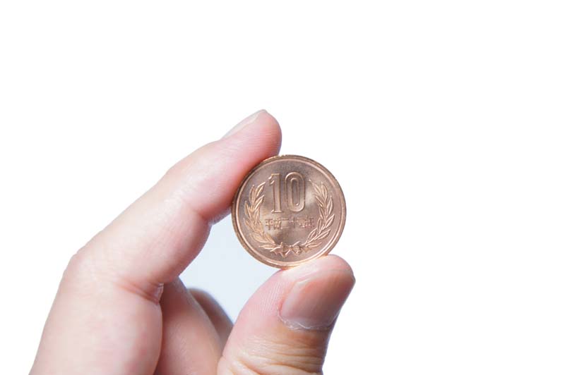 10円玉を持っている写真