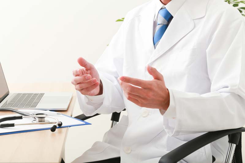 説明をする医者の写真