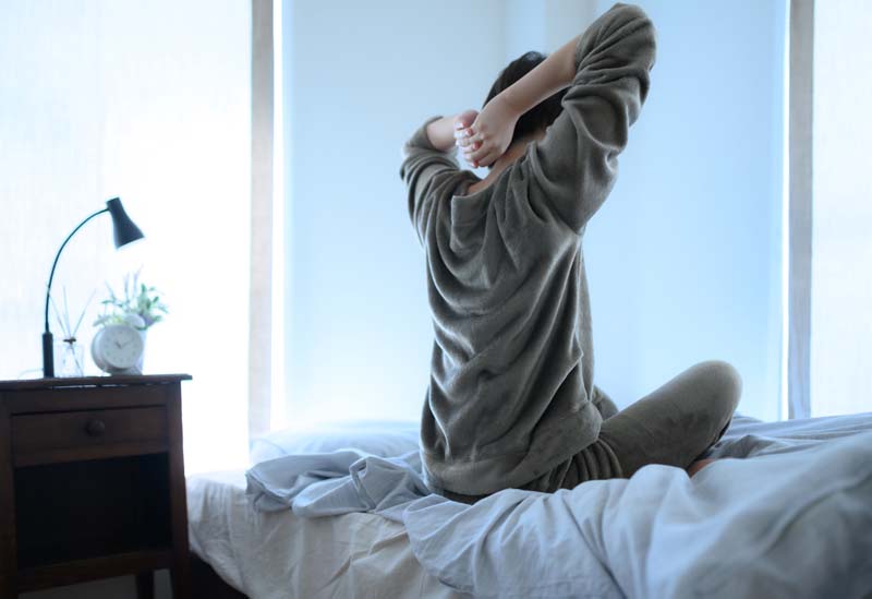 普段の生活(日常)をイメージした、室内でくつろぐ人の写真