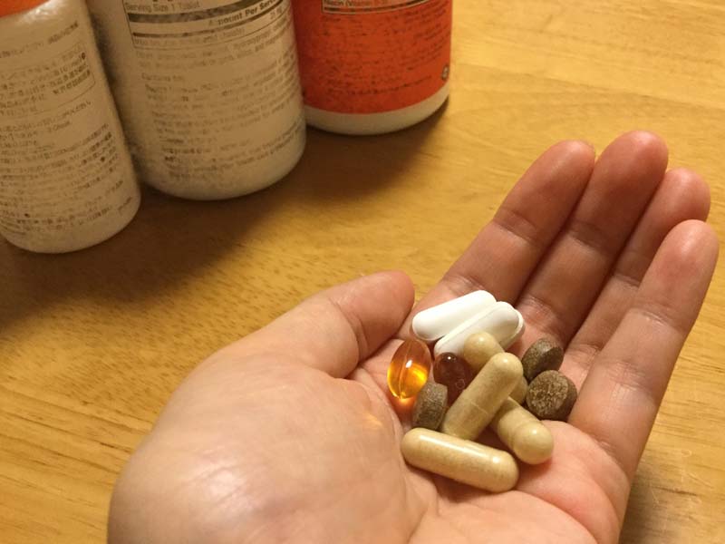 サプリメントで栄養補給しているイメージ画像