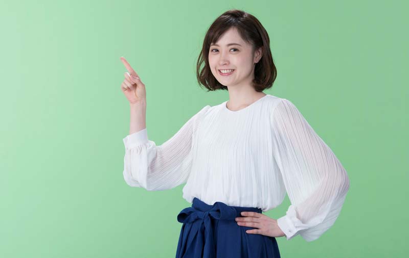 人差し指を立てた女性の写真