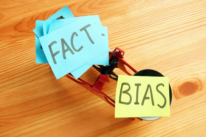 FACT(事実)とBIAS(偏見)の文字