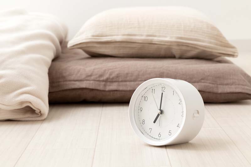 布団と時計の写真