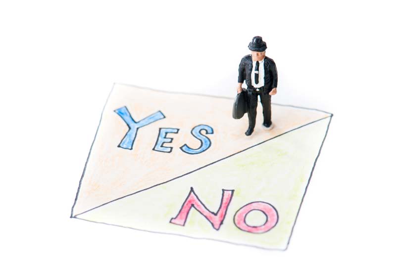 YES/NOの選択をする男性(ミニチュア)のイメージ図
