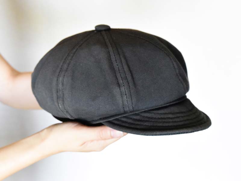 黒いつば付きキャップ(帽子)のイメージ画像