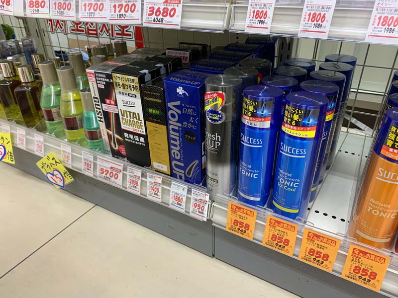 男性用育毛剤コーナーの陳列の様子