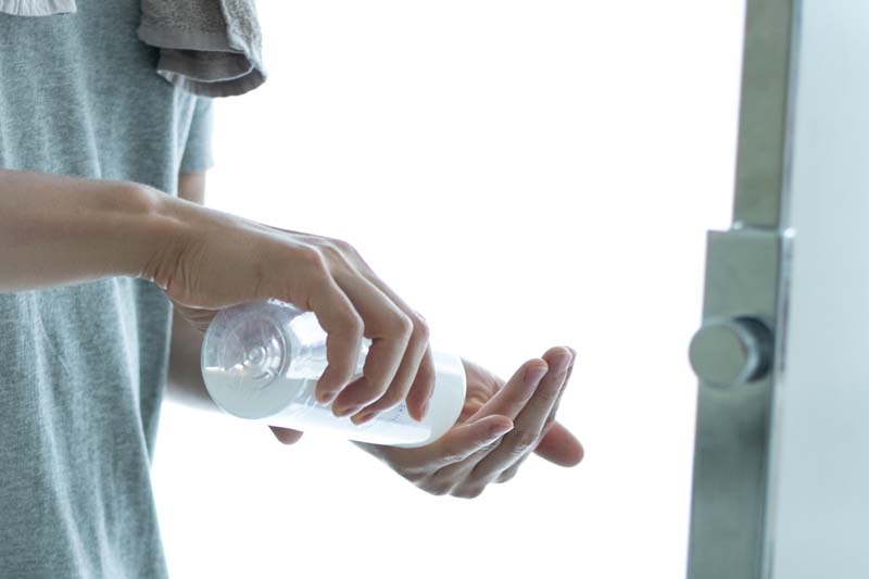 育毛剤を手に取る男性のイメージ画像