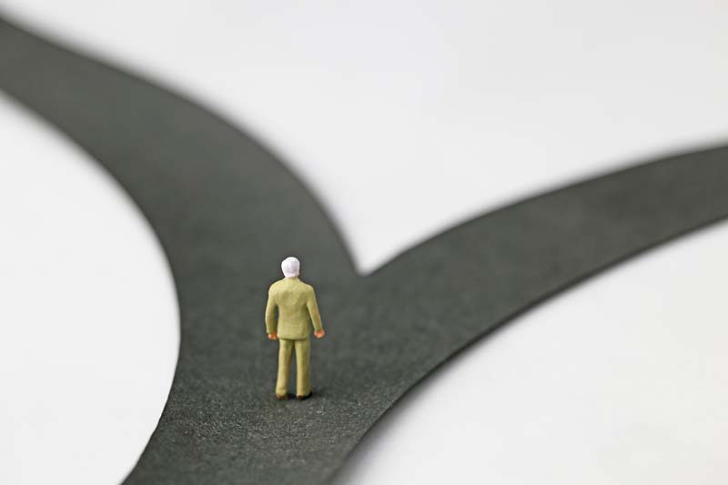 岐路に立って考える男性のイメージ画像