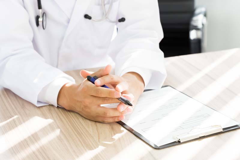 医師による診察イメージ画像