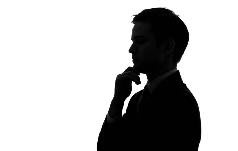 顎に手をあて、考える男性の横顔シルエット