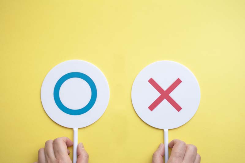 〇と✕のプラカード