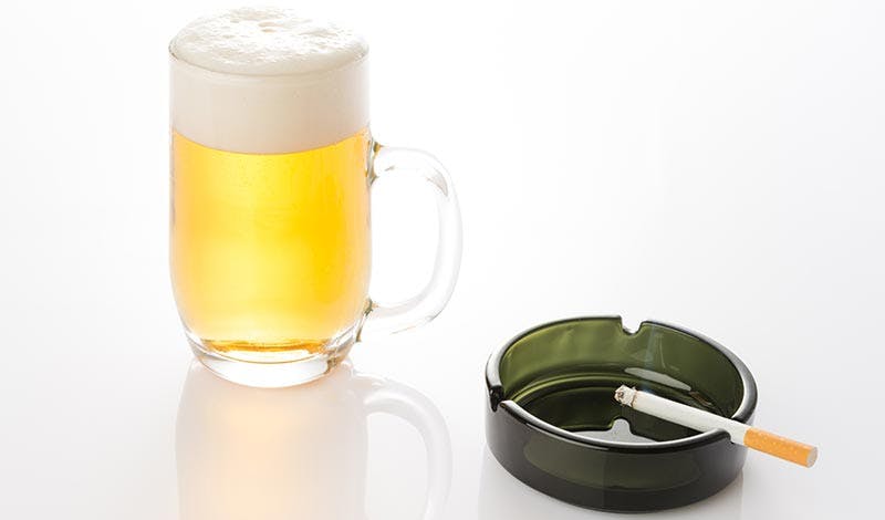 お酒とタバコは薄毛や抜け毛にどのような影響を与える 髪コト 頭髪を通じてライフスタイルを豊かにするための情報を発信 お酒とタバコは薄毛や抜け毛にどのような影響を与える 髪コト 頭髪を通じてライフスタイルを豊かにするための情報を発信