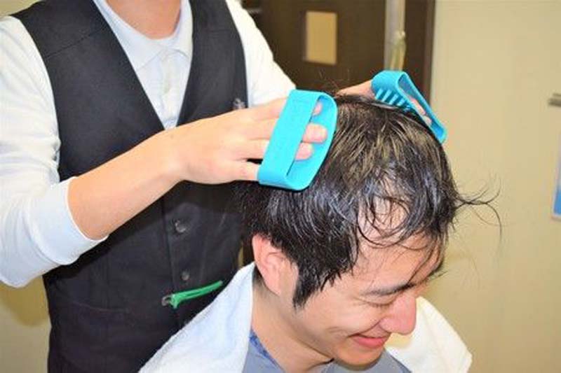 コクブさんが実際にメンテナンスを受けている様子(シャンプー後の頭皮マッサージ)