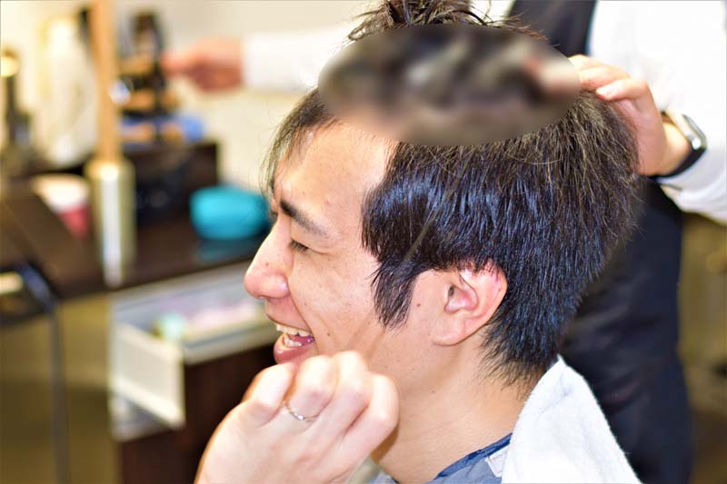 土台作りの最中、技術者と談笑して楽しそうなコクブさん