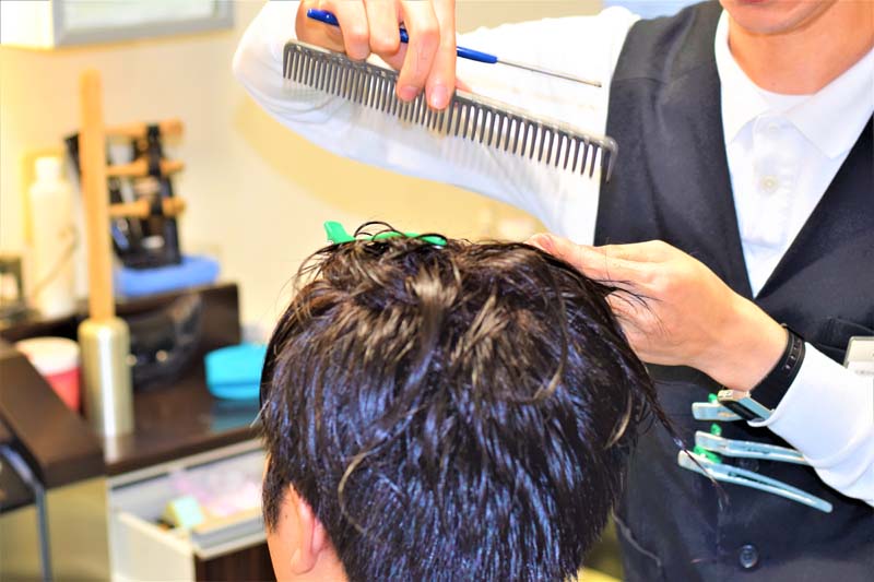 繊細なカットで増髪製品の調整が行われている様子