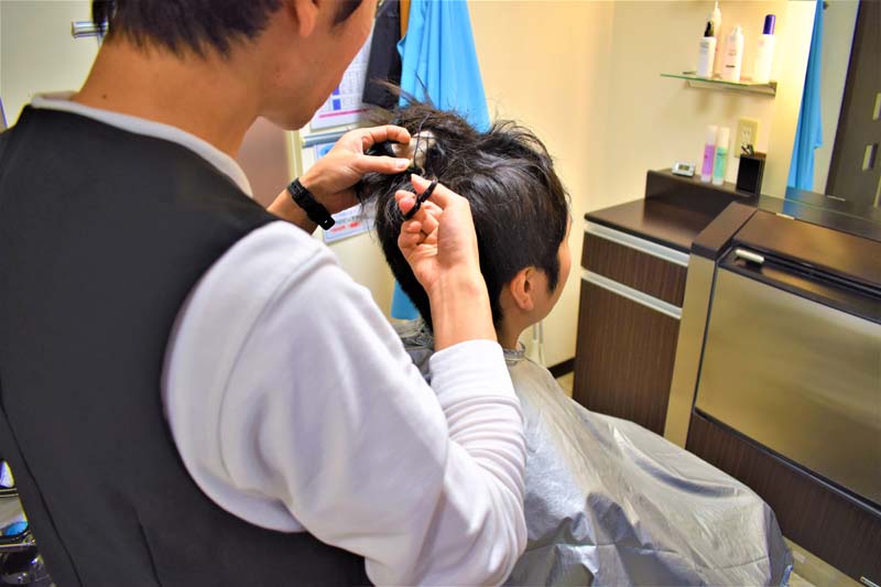 コクブさんが実際にメンテナンスを受けている様子(増髪製品の取り外し)