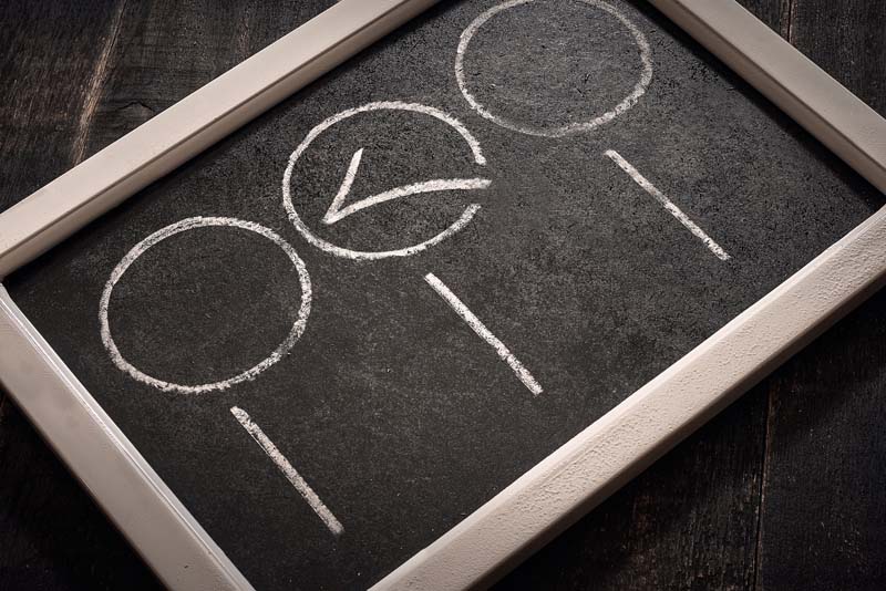 チェックマークが書かれているボード