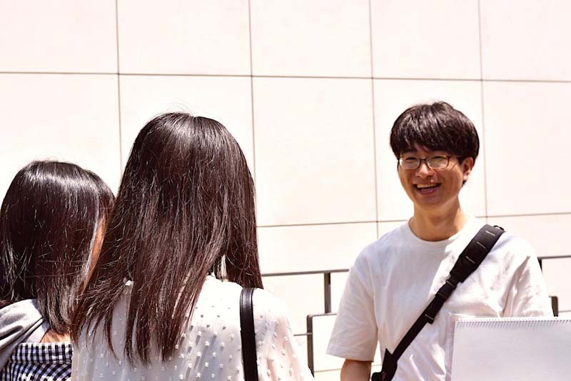 女性にインタビューするコクブさん