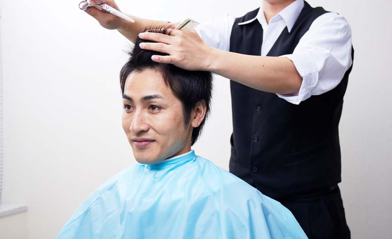スヴェンソンでヘアカットサービスを受ける男性の様子
