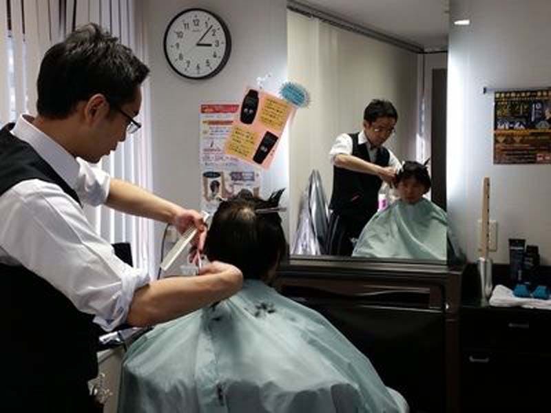 Yさんのヘアカットの様子