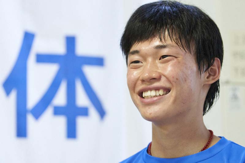 笑顔を見せる取材中の藤本珠輝