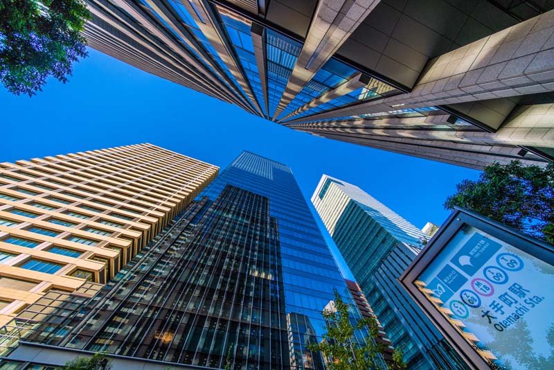 箱根駅伝スタート地点、大手町のビル群