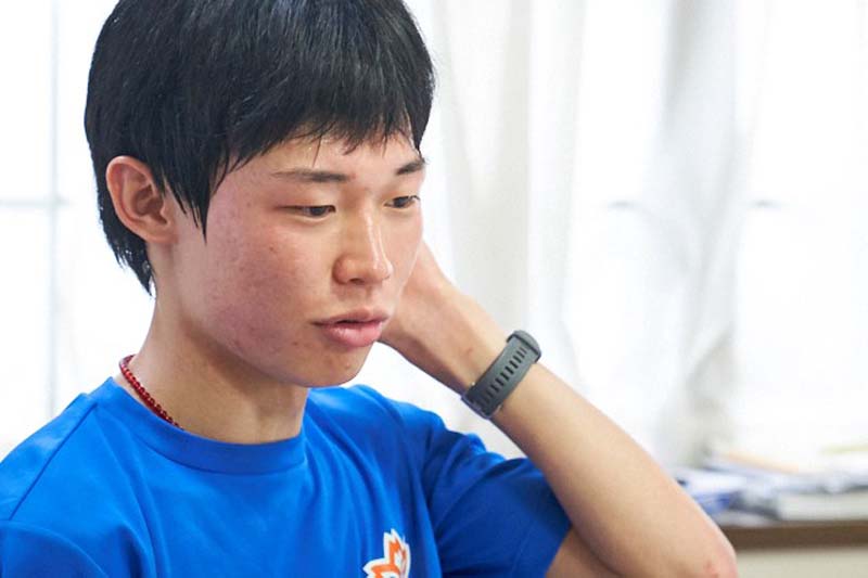 視線を床に向けながら語る藤本珠輝