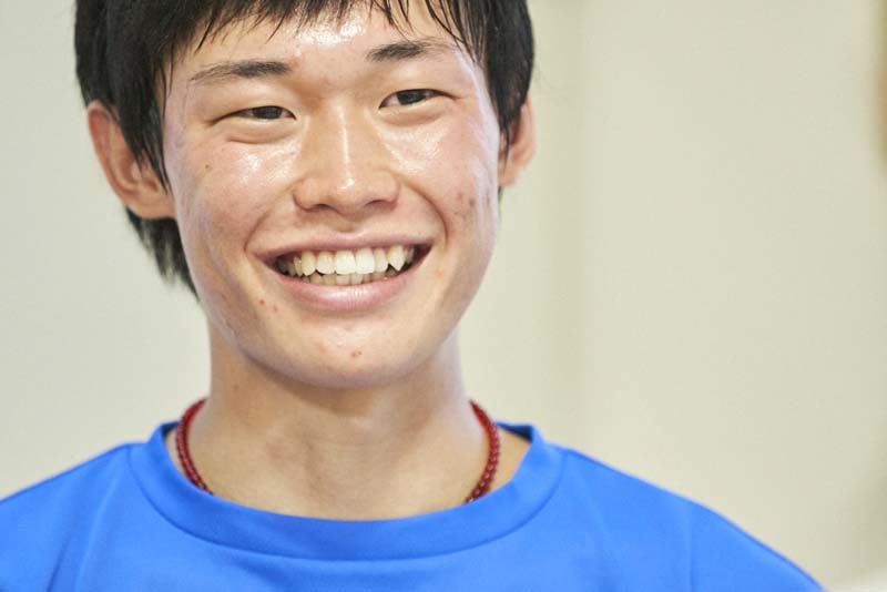 取材陣に笑顔を見せる藤本珠輝