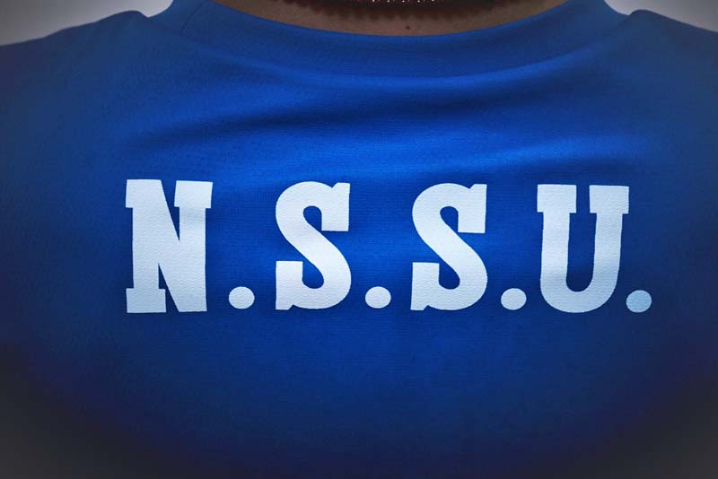 藤本珠輝のウェアの背面「N.S.S.U.」の文字