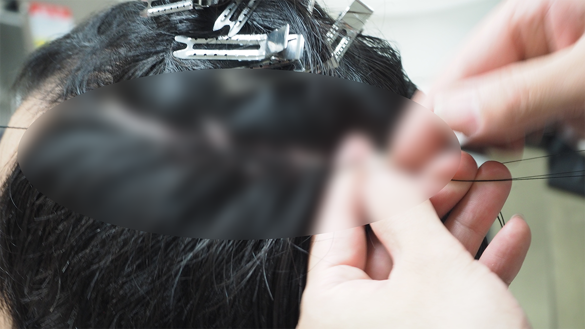 実際に髪の毛を編み込みしている様子