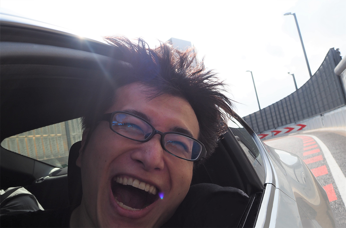 高速道路の強風の中、笑顔のスヴェンソン式増髪愛用者コクブさん