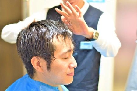 実際にスヴェンソンでメンテナンスをする、スヴェンソン式増髪愛用者のコクブさん