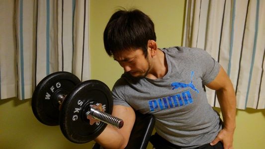 ダンベルで筋トレする諸橋さん