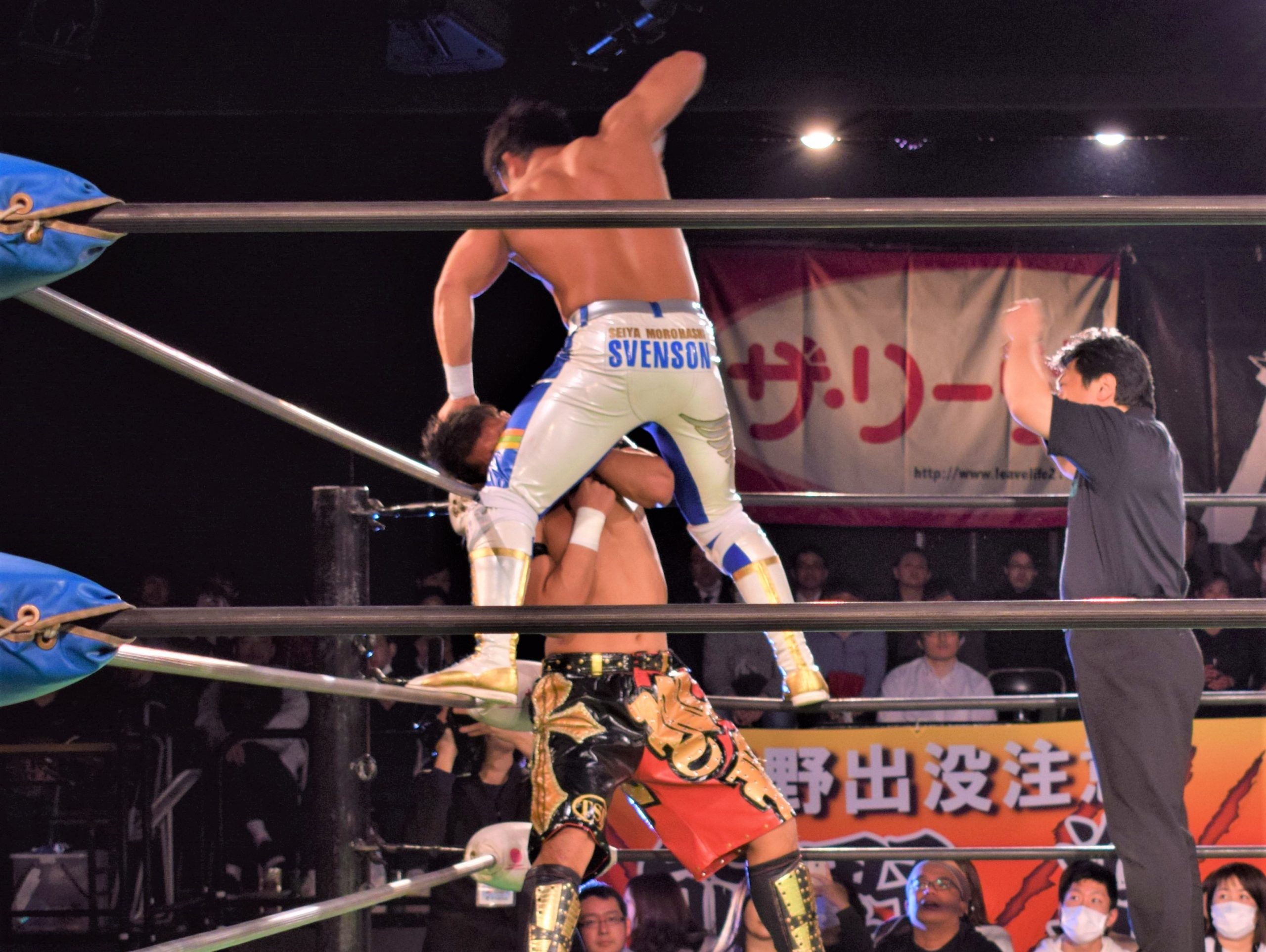 コスチュームにはしっかり『SVENSON』