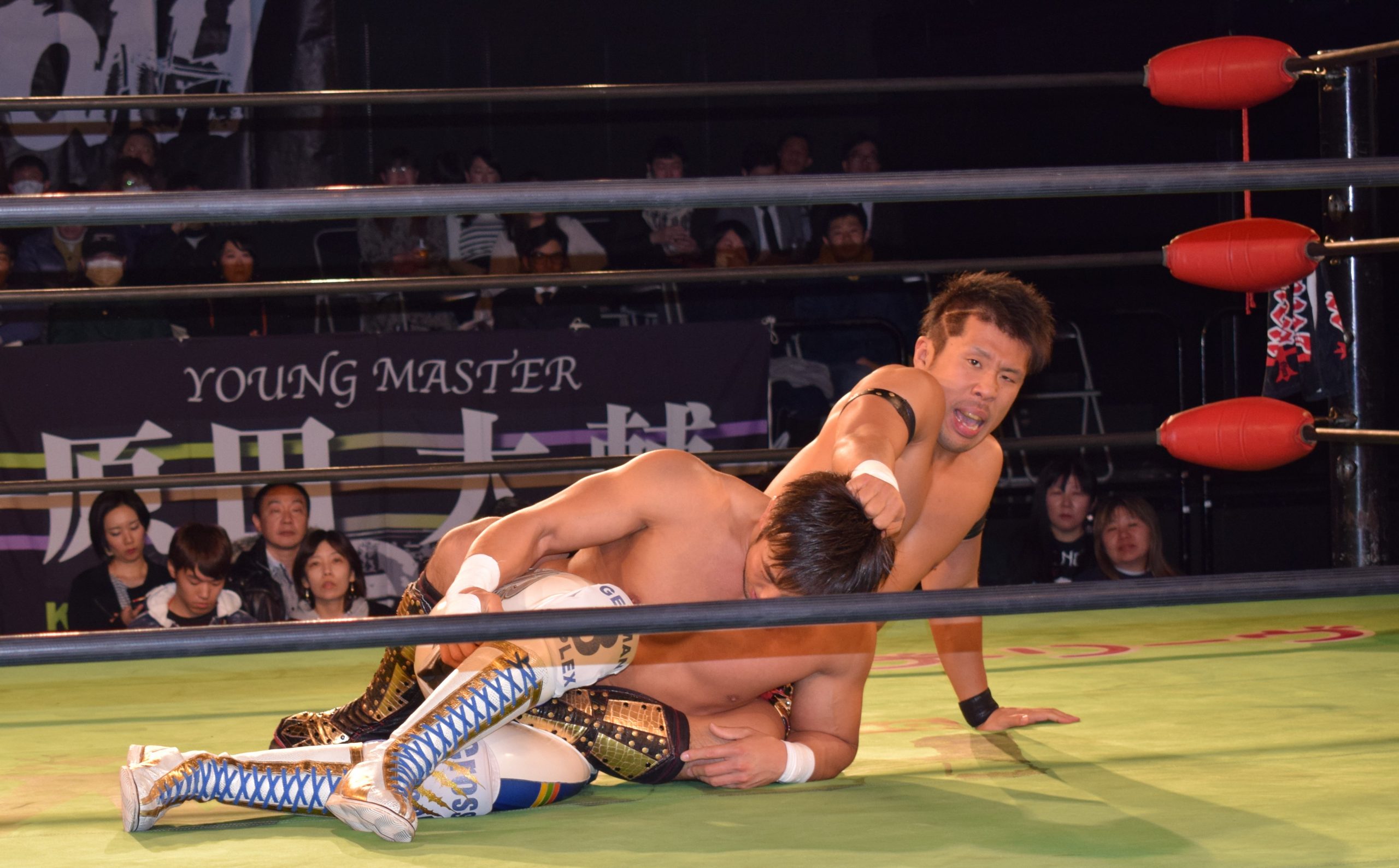 髪を引っ張られる諸橋晴也さん