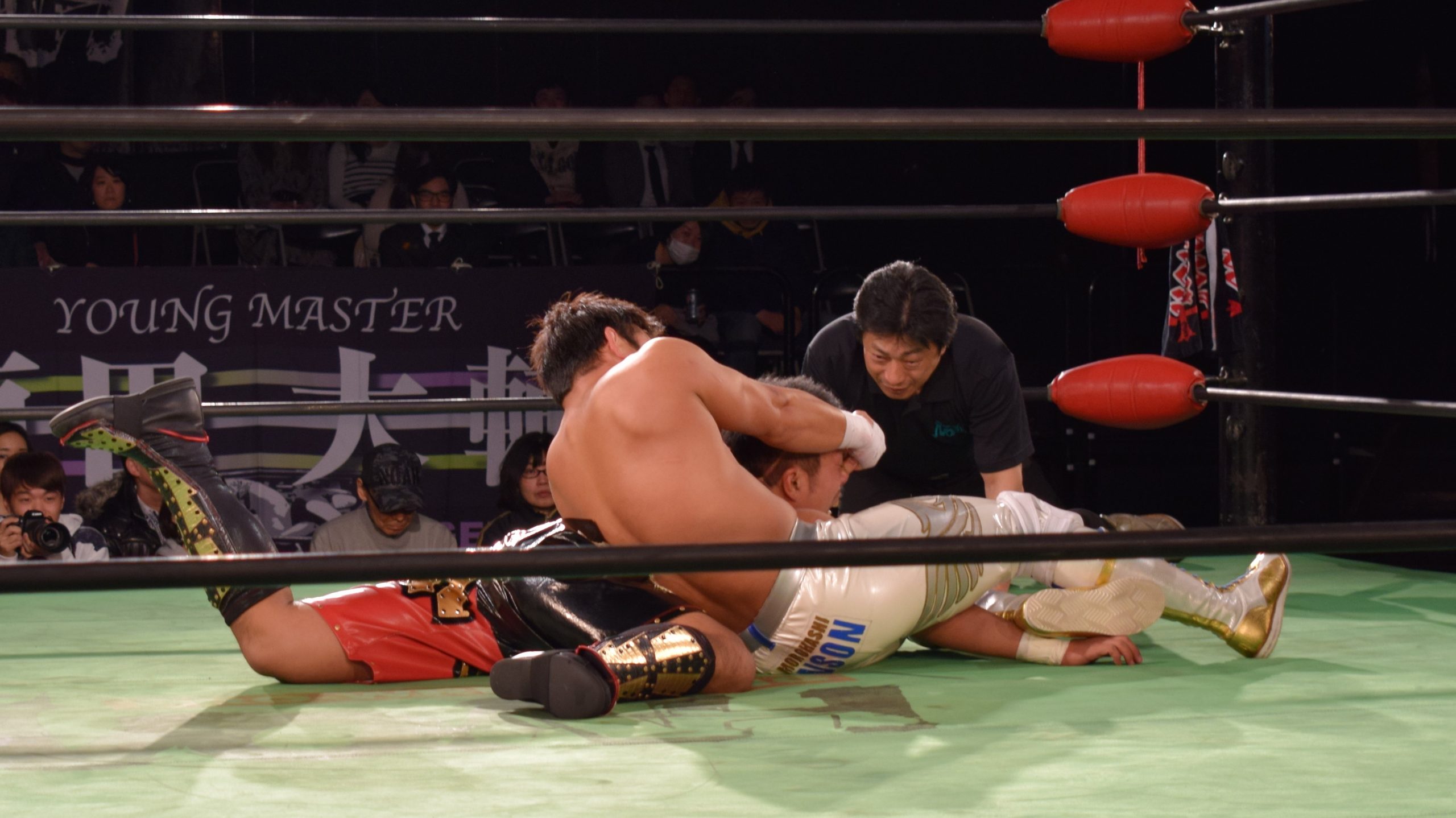 得意の関節技で追い込む諸橋さん