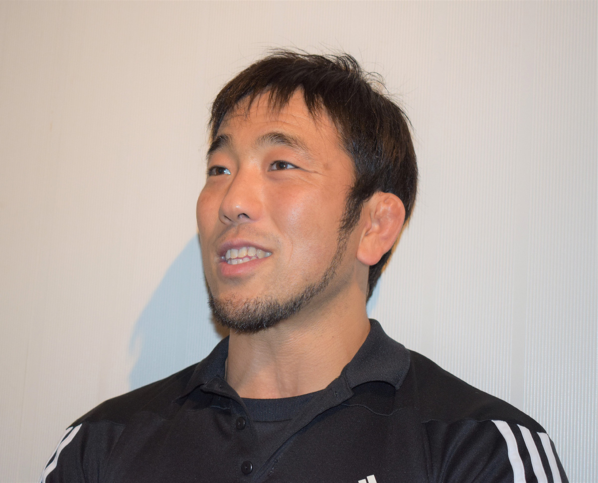 インタビューに笑顔で答える諸橋さん